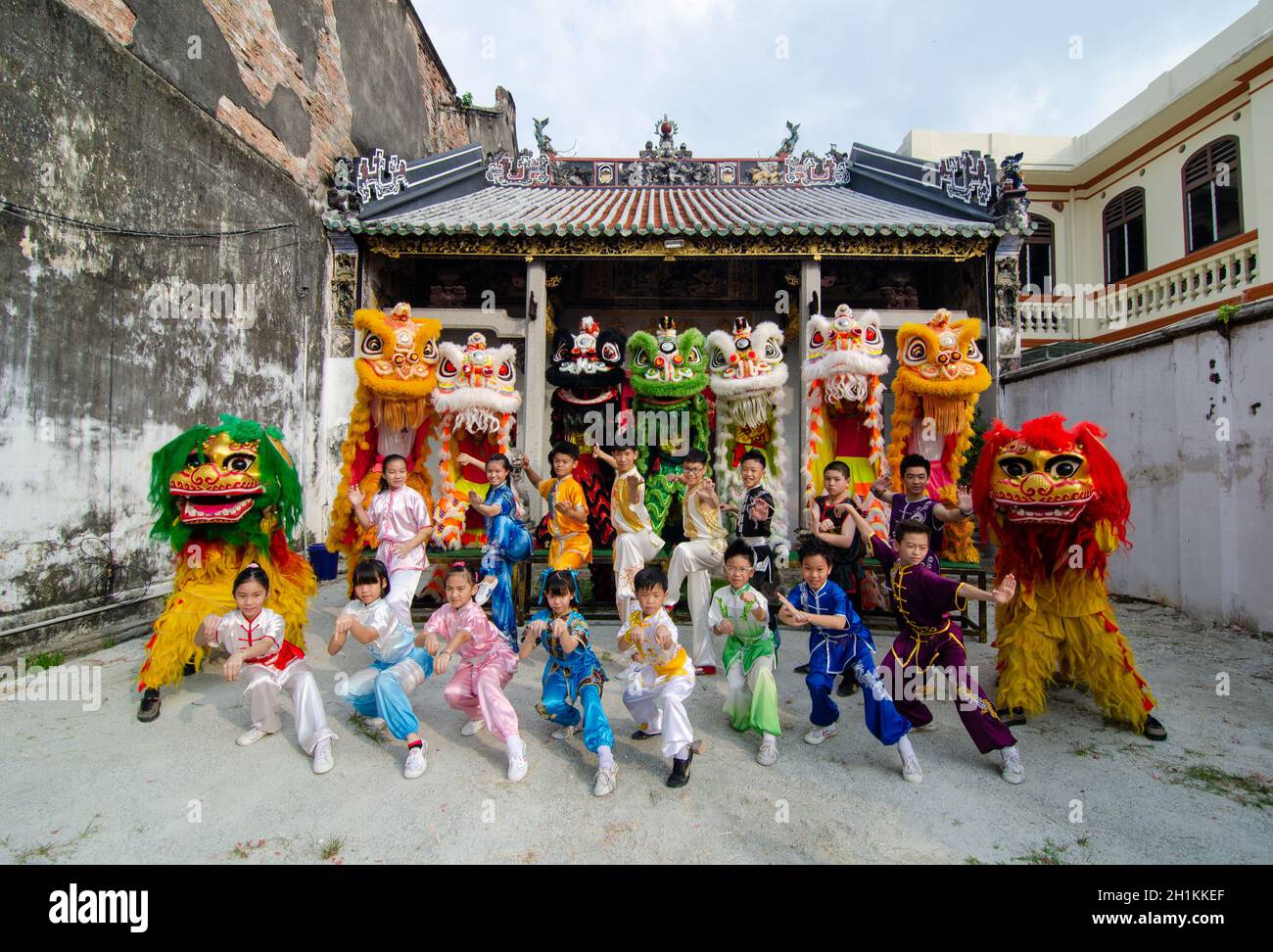 Georgetown, Penang/Malaysia - Jul 08 2016: Chinesische Kungfu-Teenager und Löwentanz treten vor dem Tempel Penang Loo Pun Hong auf. Stockfoto