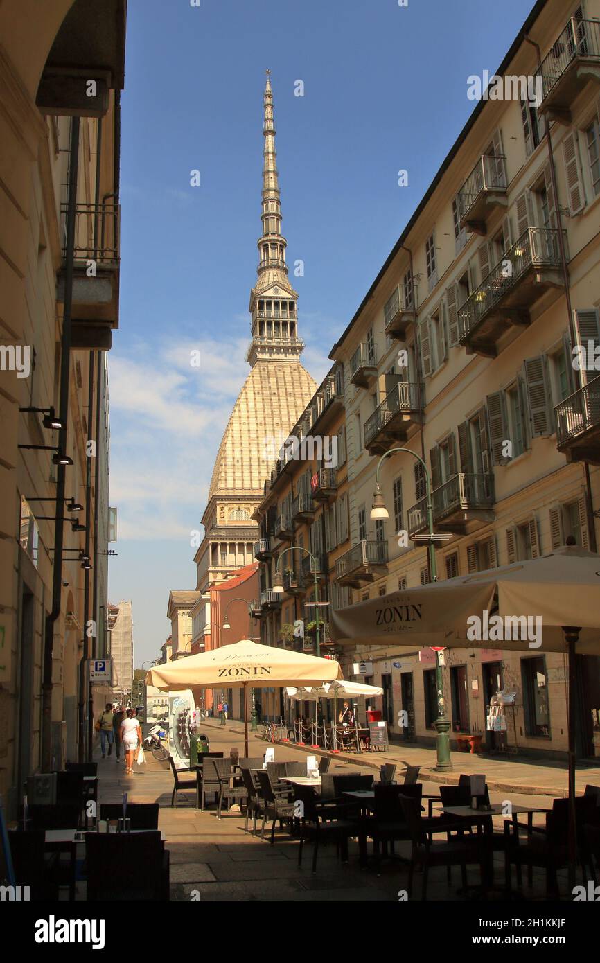 Turin, Italien - september 2020: Skyline von Antonella Mole aus dem Dehor eines Kaffeehauses in der zentralen Po Avenue. Hochwertige Fotos Stockfoto