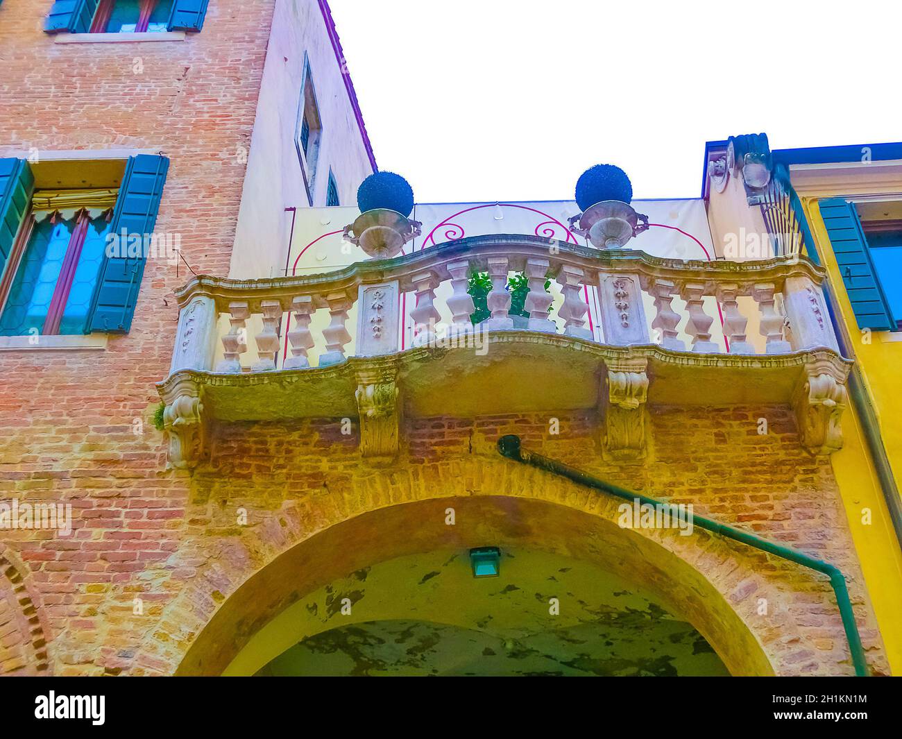 Schöner Balkon mit Blumen in Padua, Italien Stockfoto