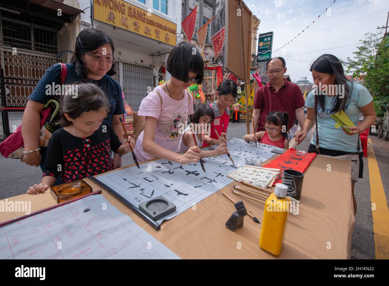 George Town, Penang/Malaysia - Jul 07 2017: Die Einheimischen lernen chinesische Kalligraphie auf der Straße während des Georgetown Heritage Day. Stockfoto