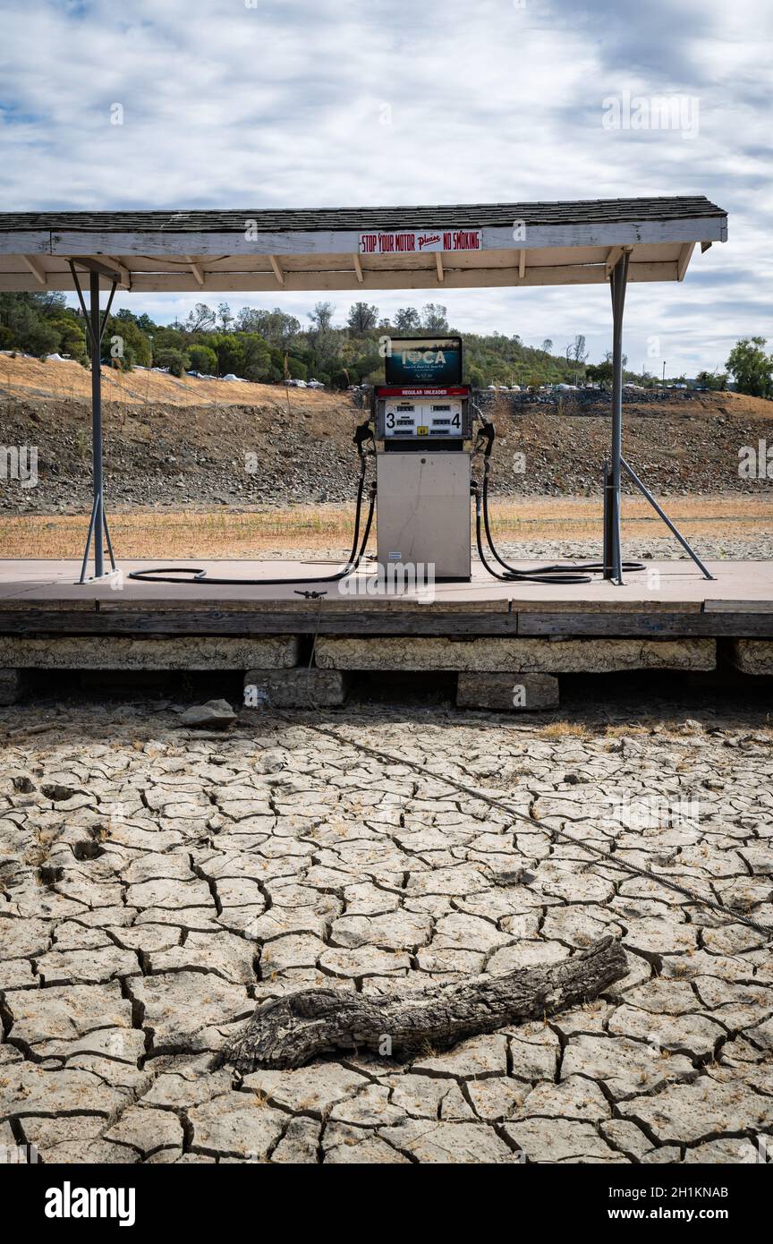 Eine Gaspumpe mit leeren Docks am Brown's Ravine Marina am Folsom Lake. Der Wasserstand ist aufgrund des fehlenden Regens und des heißen Wetters auf einem historischen Tiefstand. Stockfoto