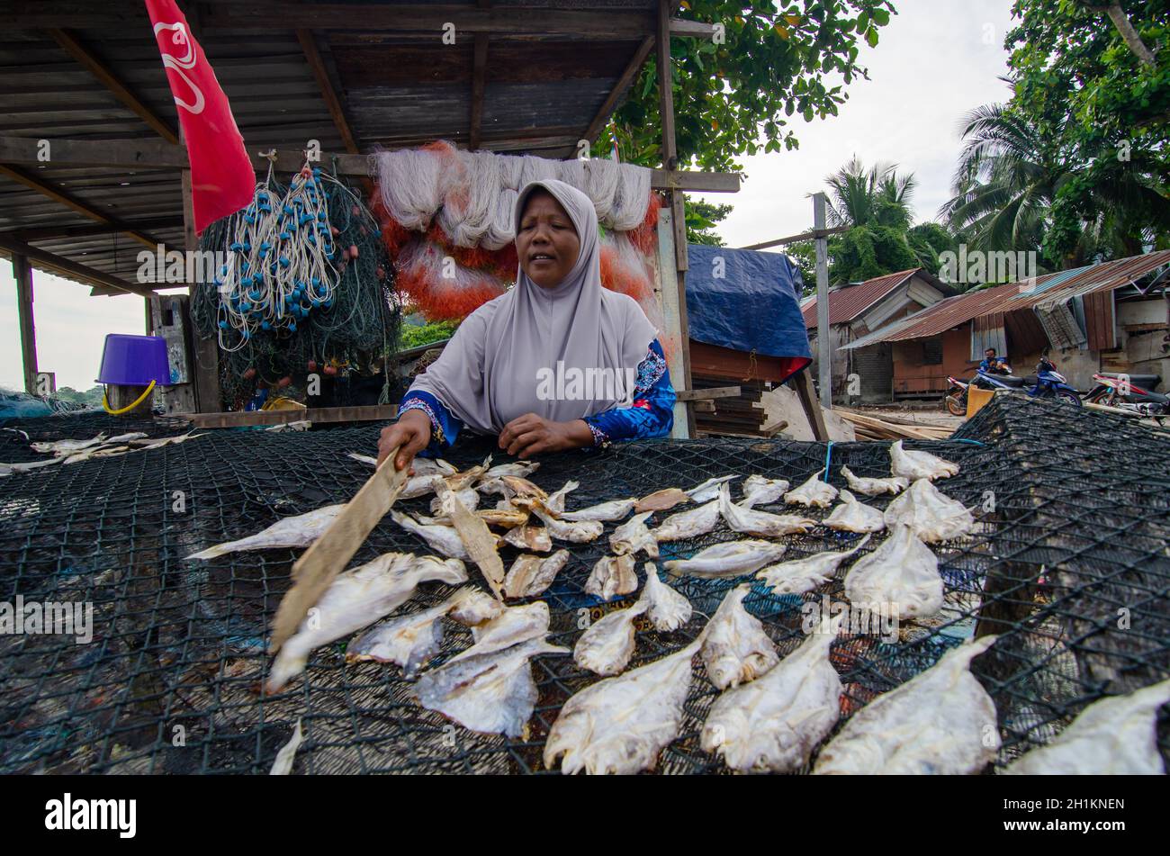 George Town, Penang/Malaysia - Okt 05 2018: Malaysische Frau bereitet gesalzenen Fisch zu. Stockfoto