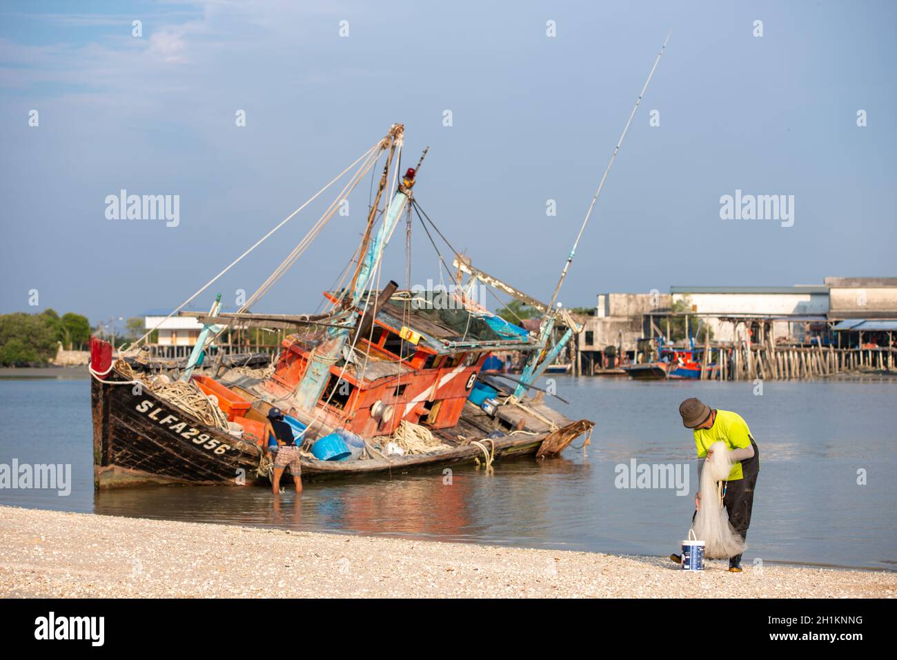 Sekinchan, Selangor/Malaysia - Okt 06 2019: Ein malaysischer Fischfang an der Küste. Stockfoto