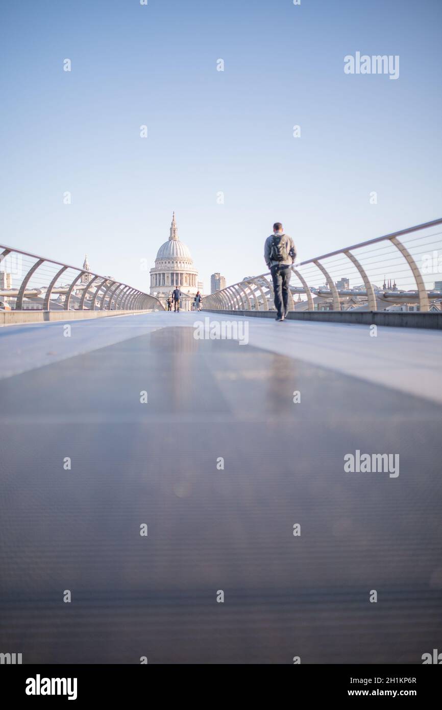 London, Großbritannien - 1. September 2020: Menschen gehen entlang der Millenium Bridge bis zur St. Pauls Cathedral in London, Großbritannien Stockfoto