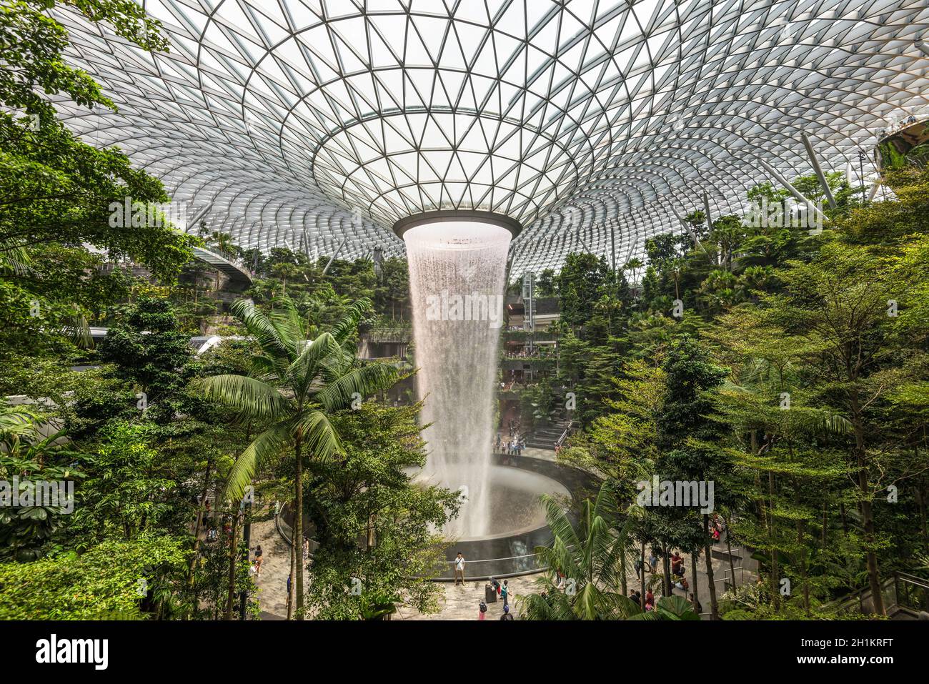 Singapur - 6. Dezember 2019: HSBC Rain Vortex ist der größte Indoor-Wasserfall der Welt und befindet sich im Jewal Changi Airport in Singapur. Stockfoto