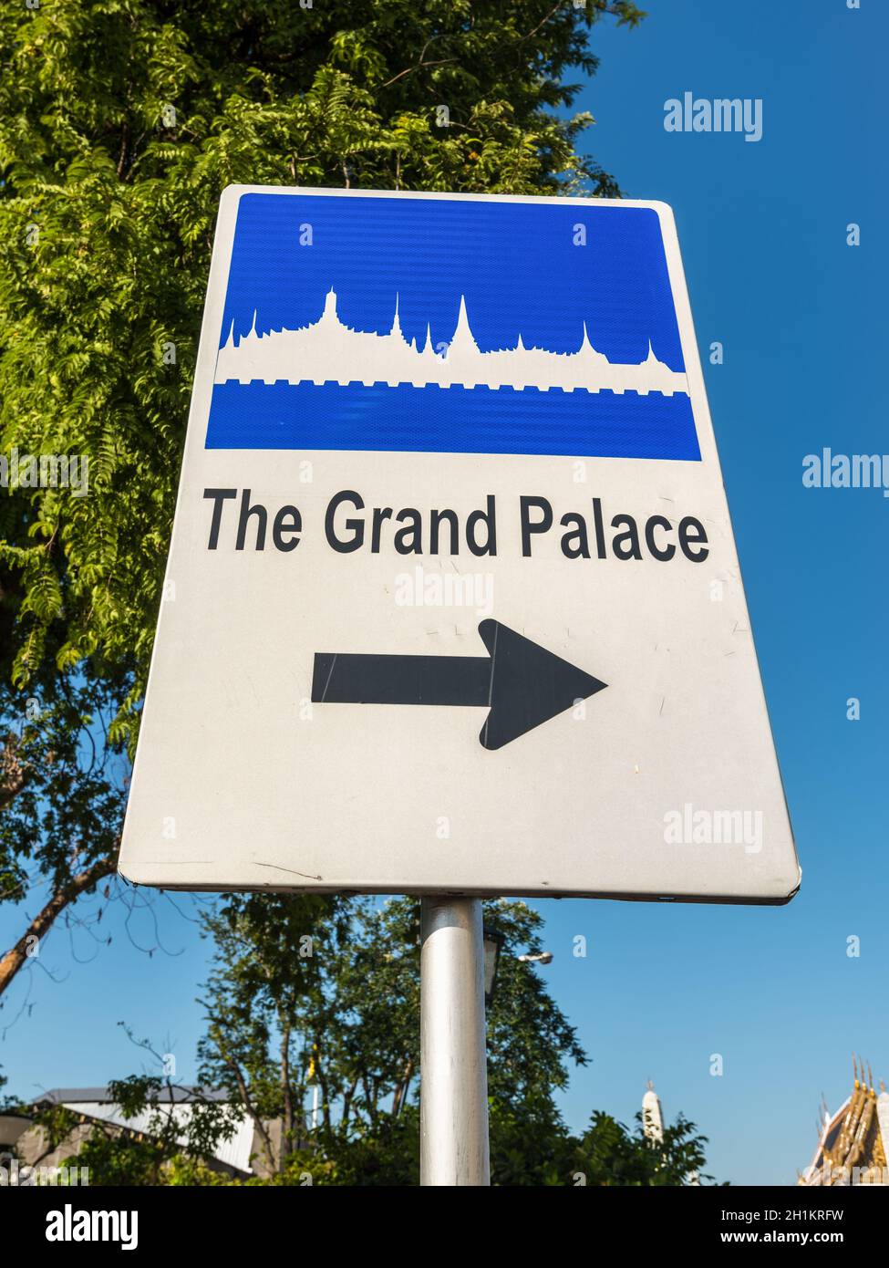 Bangkok, Thailand - 7. Dezember 2019: Straßenschild für den Grand Palace berühmten Wahrzeichen in Bangkok. Stockfoto