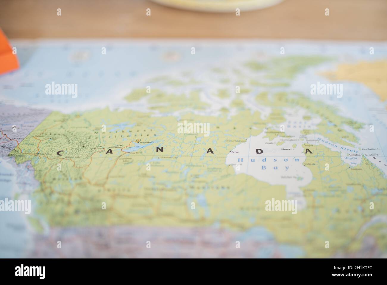 Nahaufnahme des Landes Kanada auf einer farbenfrohen und verschwommenen Nordamerika-Karte Stockfoto