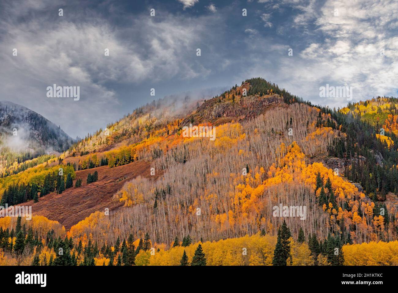 Landschaftsbild von brillanten Herbstfarben mit wolkenbedeckten Bergen in der Nähe von Telluride Colorado. Stockfoto