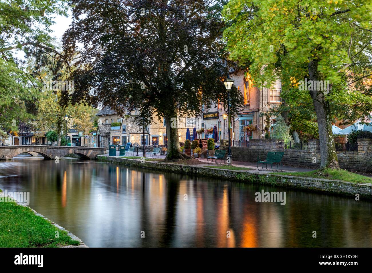 Abendlicher Blick von Bourton auf dem Wasser entlang des Flusses Windrush in den Cotswolds, Gloucestershire, England, Großbritannien Stockfoto