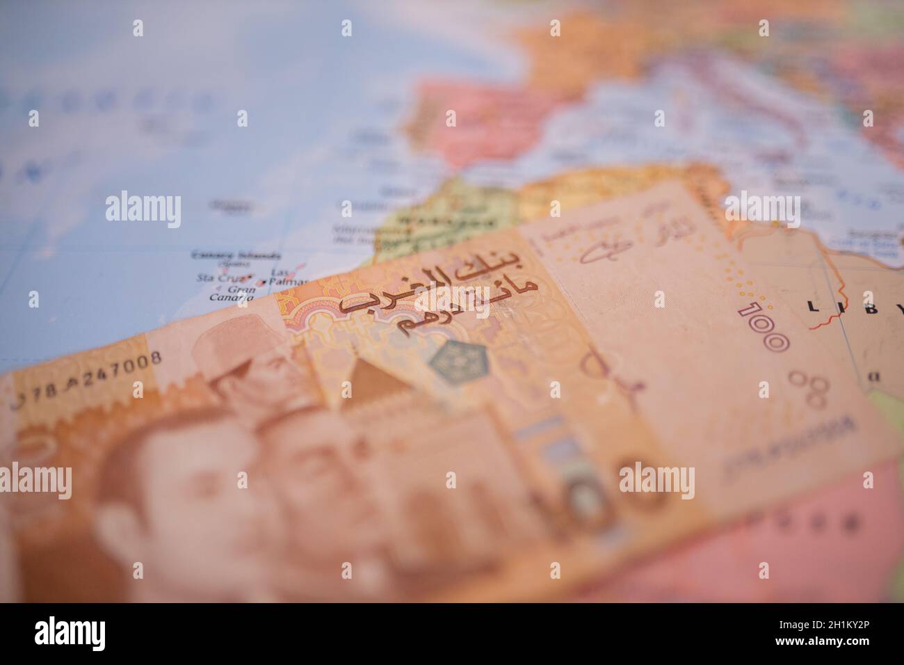 Hundert marokkanische DirhamBanknoten mit den Worten Bank AlMaghrib