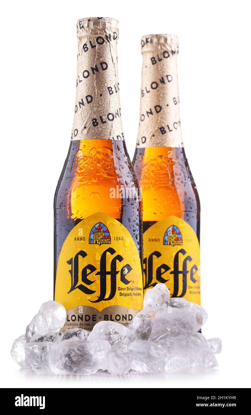 POZNAN, POL - OCT 8, 2020: Flaschen von Leffe, einer Biermarke von InBev Belgium, dem europäischen operativen Arm der globalen Anheuser-Busch InBev br Stockfoto