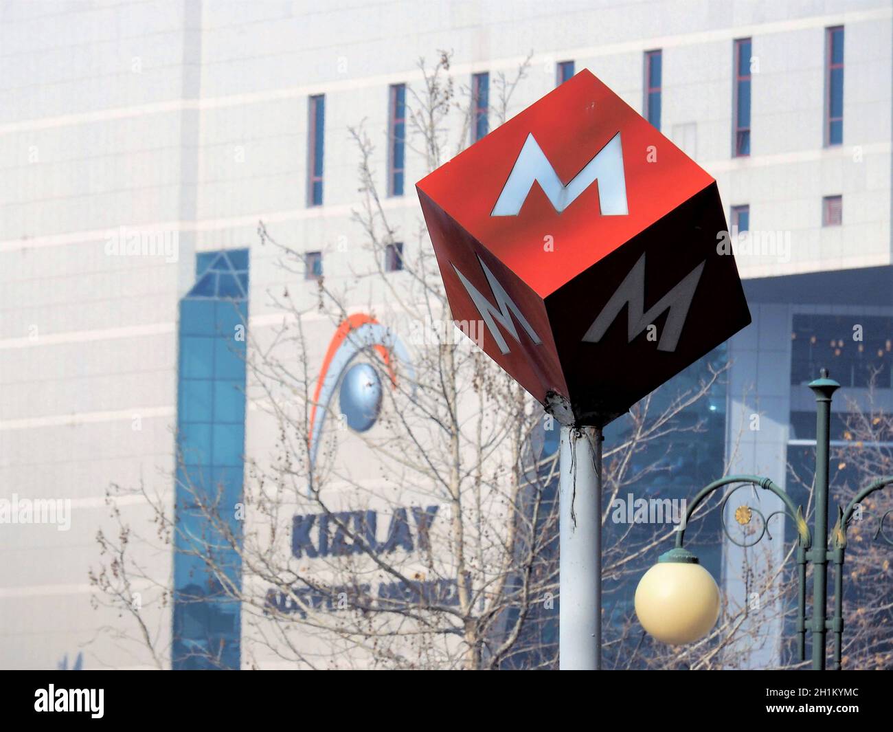 Metrohaltestelle Schild Kizilay vor dem Einkaufszentrum Stockfoto