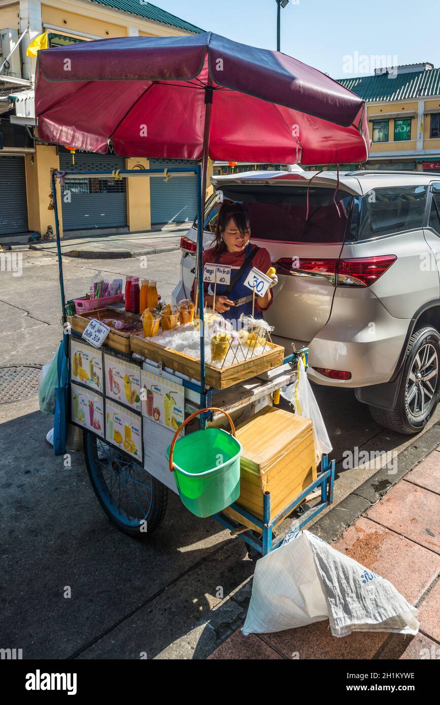 Bangkok, Thailand - 7. Dezember 2019: Ein Obstkart-Anbieter wartet auf seinen nächsten Kunden in Bangkok, Thailand. Stockfoto