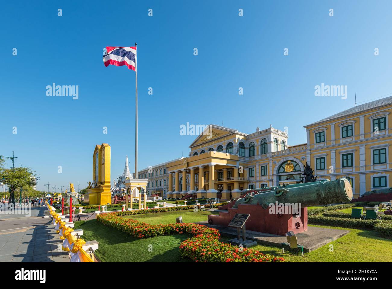 Singapur - 6. Dezember 2019: Ansicht des Hauptquartiers des Verteidigungsministeriums von Thailand mit alten Bronzekanonen im Vordergrund in Bangkok. Stockfoto