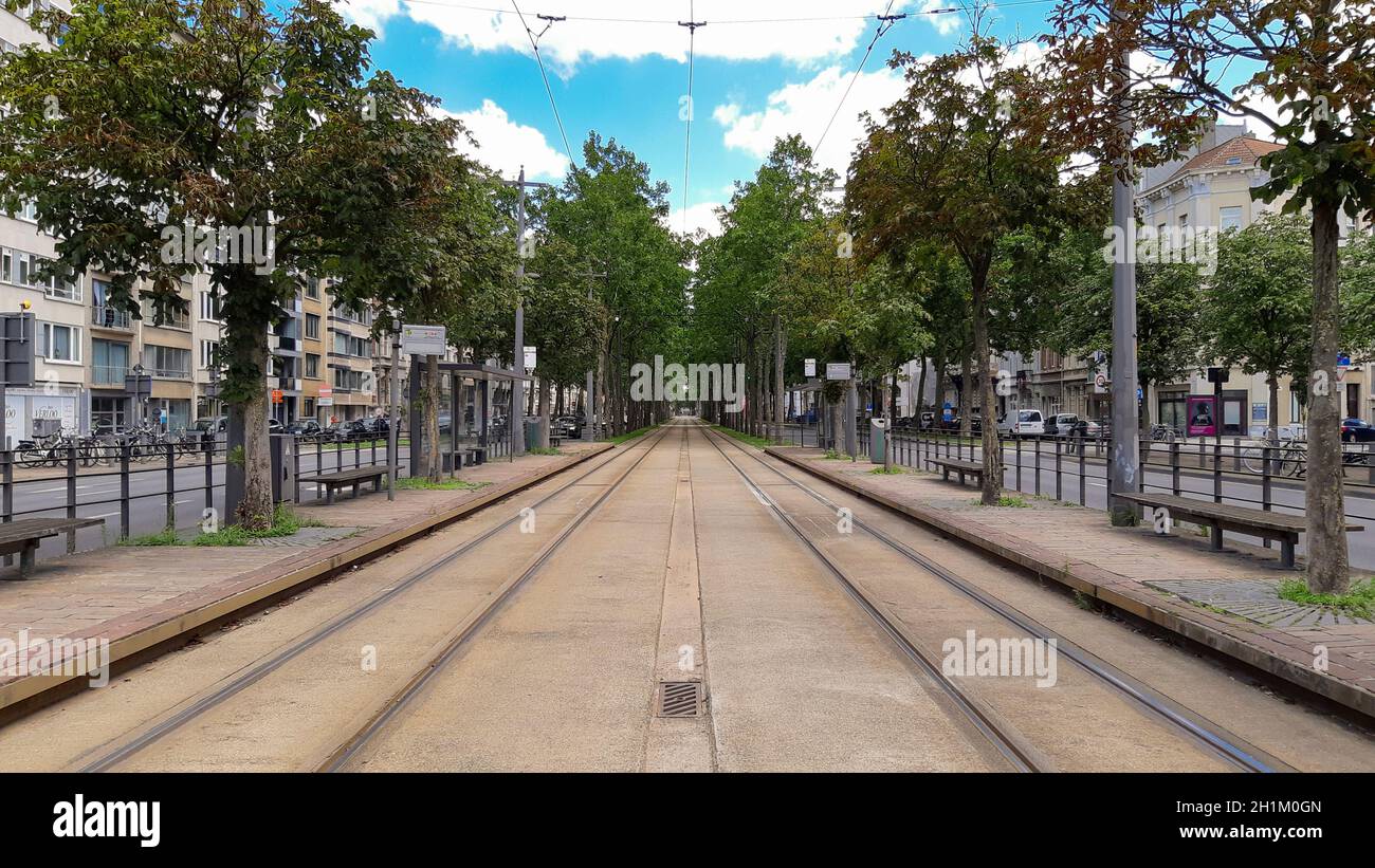 Antwerpen, Belgien, Juli 2020: Blick auf die Straßenbahnschienen auf De Leien Stockfoto