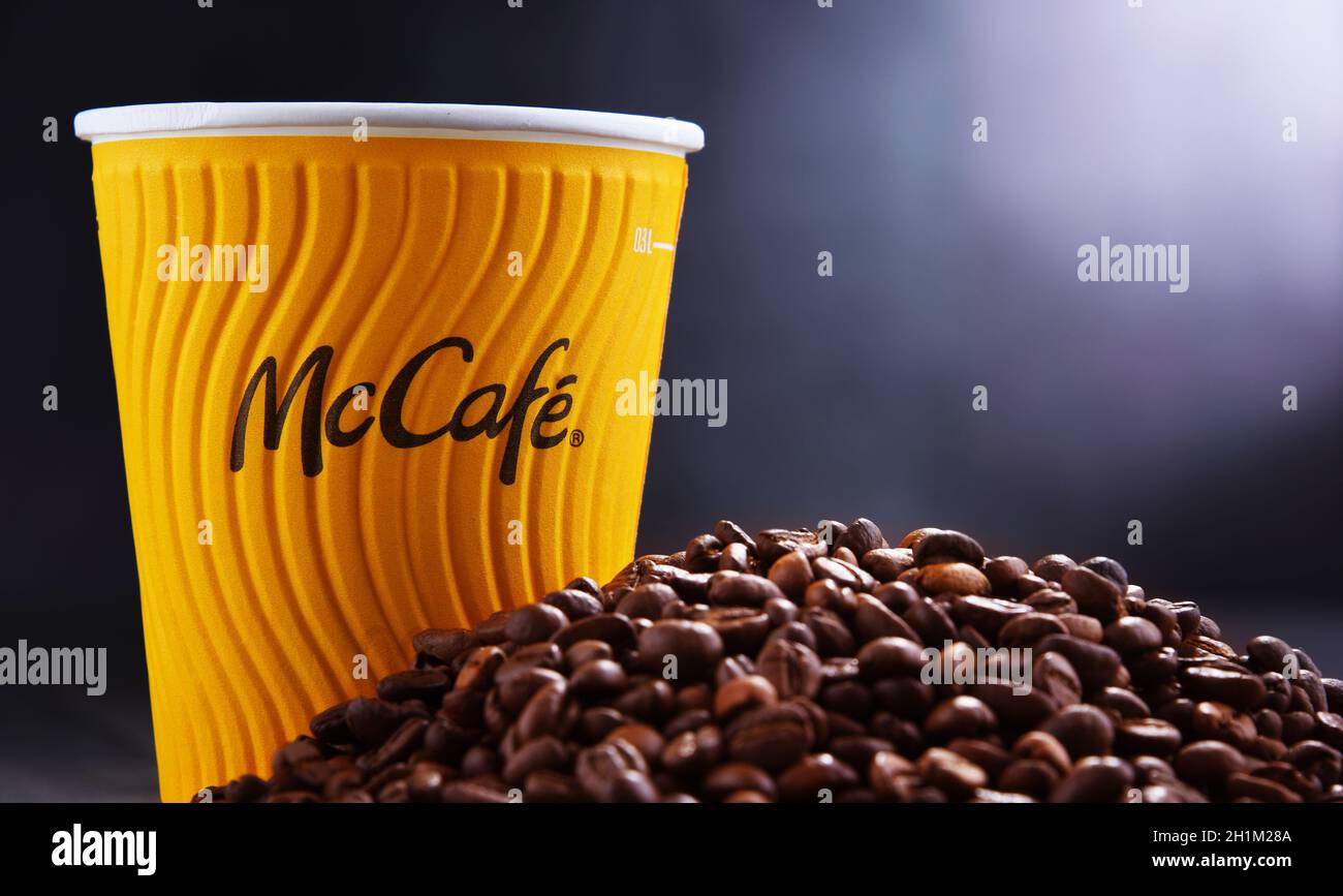 POZNAN, POL - AUG 21, 2020: McCafe Tasse Kaffee, eine Marke einer Kaffeehaus-Stil Essen und Trinken Kette, im Besitz von McDonald's. Stockfoto