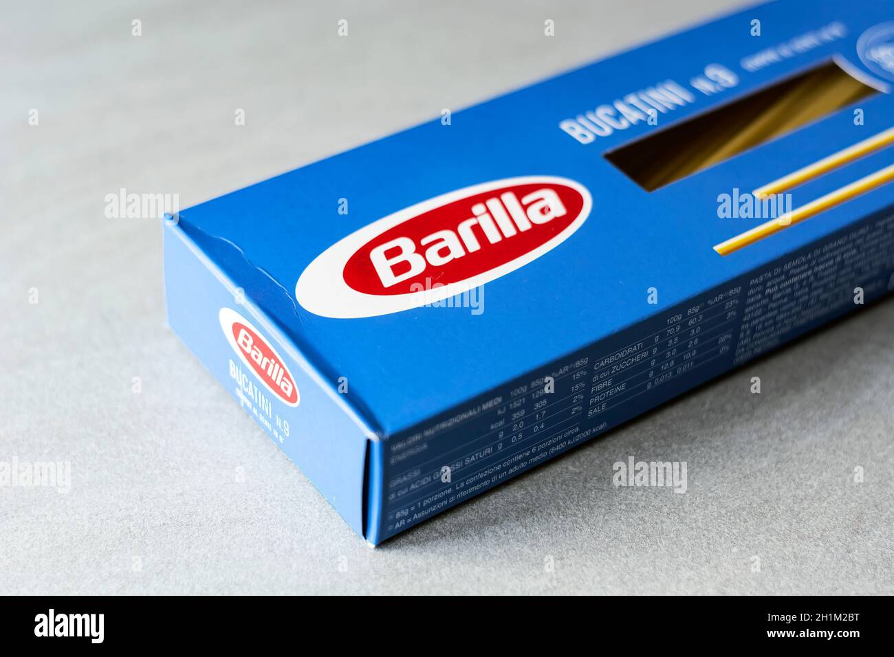Rom, Italien, 15. November 2020: Das Barilla-Logo auf einer blauen Papppackung mit Bucatini-Nudeln. Berühmte italienische Marke auf dem Pasta- und Lebensmittelmarkt. Il Stockfoto