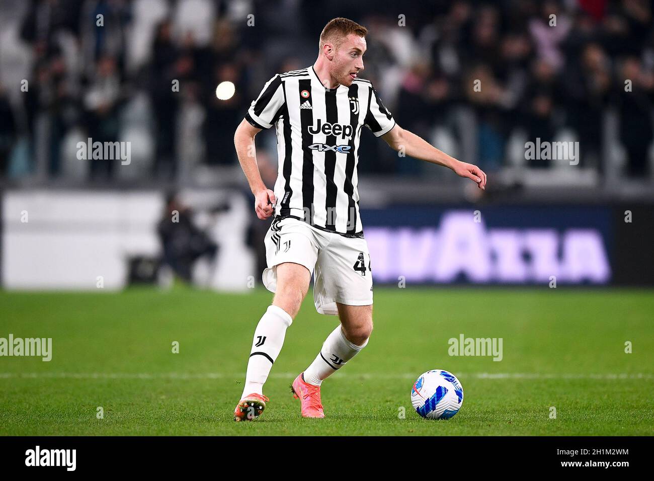 Turin, Italien. 17. Oktober 2021. Dejan Kulusevski vom FC Juventus in Aktion während des Fußballspiels der Serie A zwischen dem FC Juventus und AS Roma. Kredit: Nicolò Campo/Alamy Live Nachrichten Stockfoto