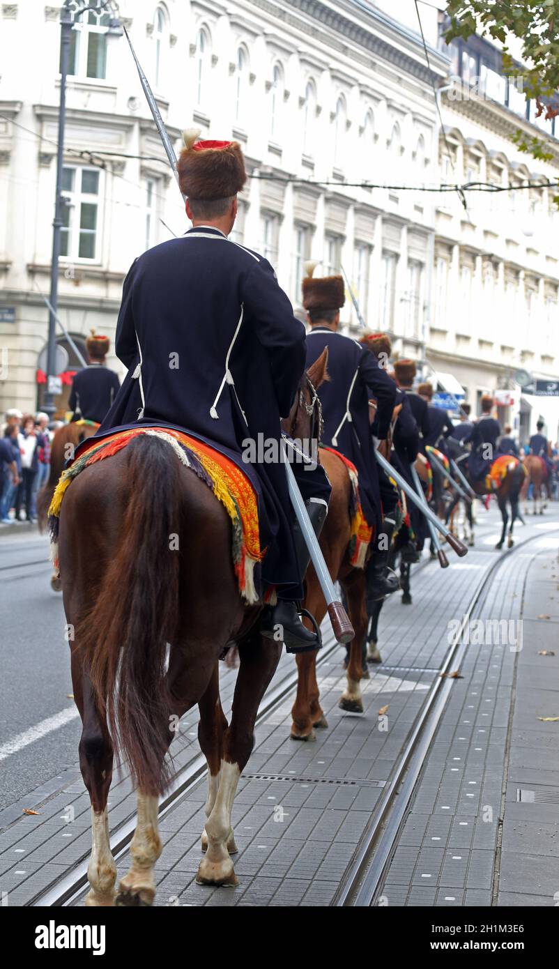 Parade von 70 Teilnehmern, dreißig Pferde und vierzig Mitglieder einer Blaskapelle auf dem Hauptplatz wurden als nächstes angekündigt, 300th Sinjska alka in Zagreb Stockfoto