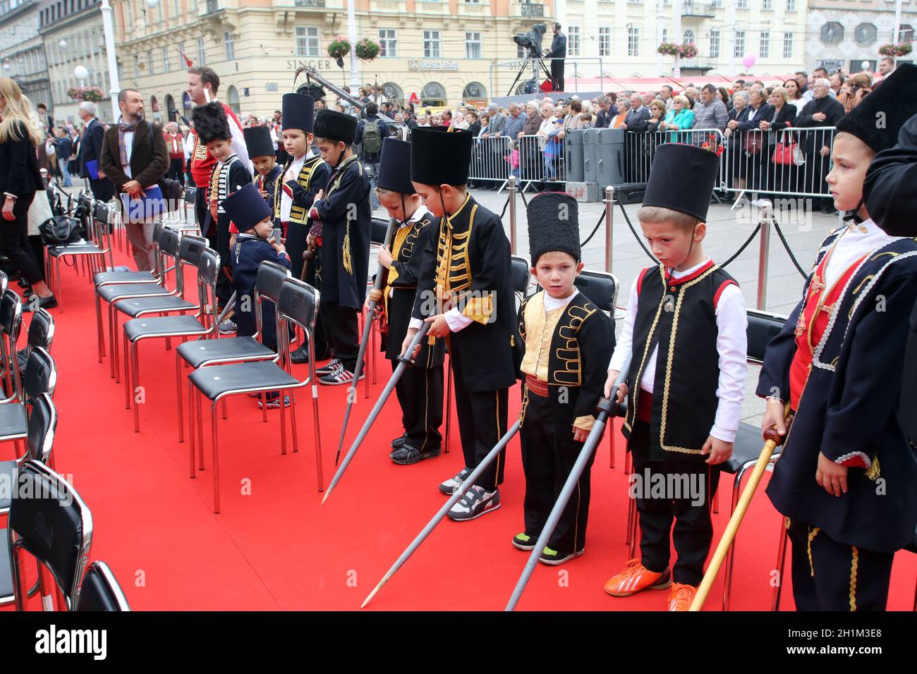 Die Parade von 70 Teilnehmern, dreißig Pferden und vierzig Mitgliedern einer Blaskapelle zum Hauptplatz wurde als nächstes angekündigt, der 300. Sinjska Alka in Zagreb Stockfoto