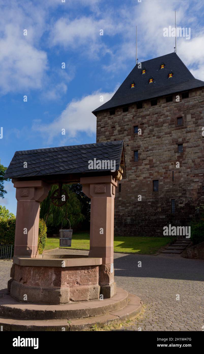 Blick auf die Burgruine im deutschen Dorf Nideggen Im Herbst Stockfoto
