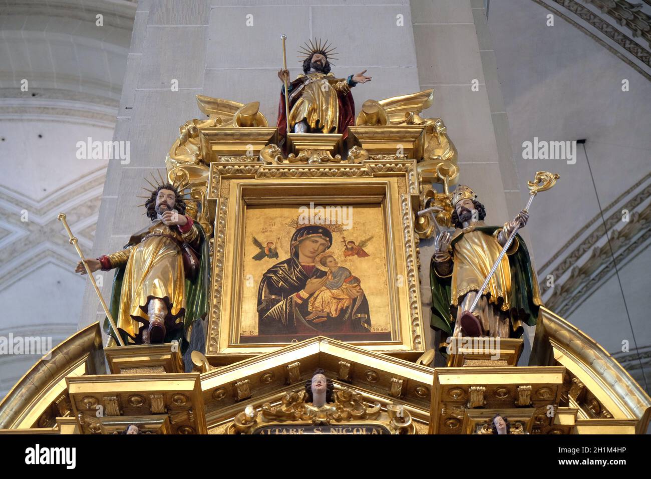 Die Jungfrau Maria mit dem Kind Jesus durch die Statuen von Heiligen umgeben, Saint Nicholas Altar in der Kirche von St. Leodegar in Luzern, Schweiz Stockfoto