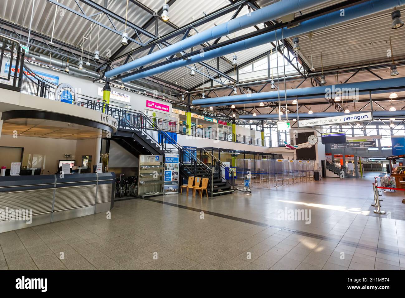 Ahden, Deutschland - 8. August 2020: Terminalgebäude des Flughafens Paderborn Lippstadt in Deutschland. Stockfoto