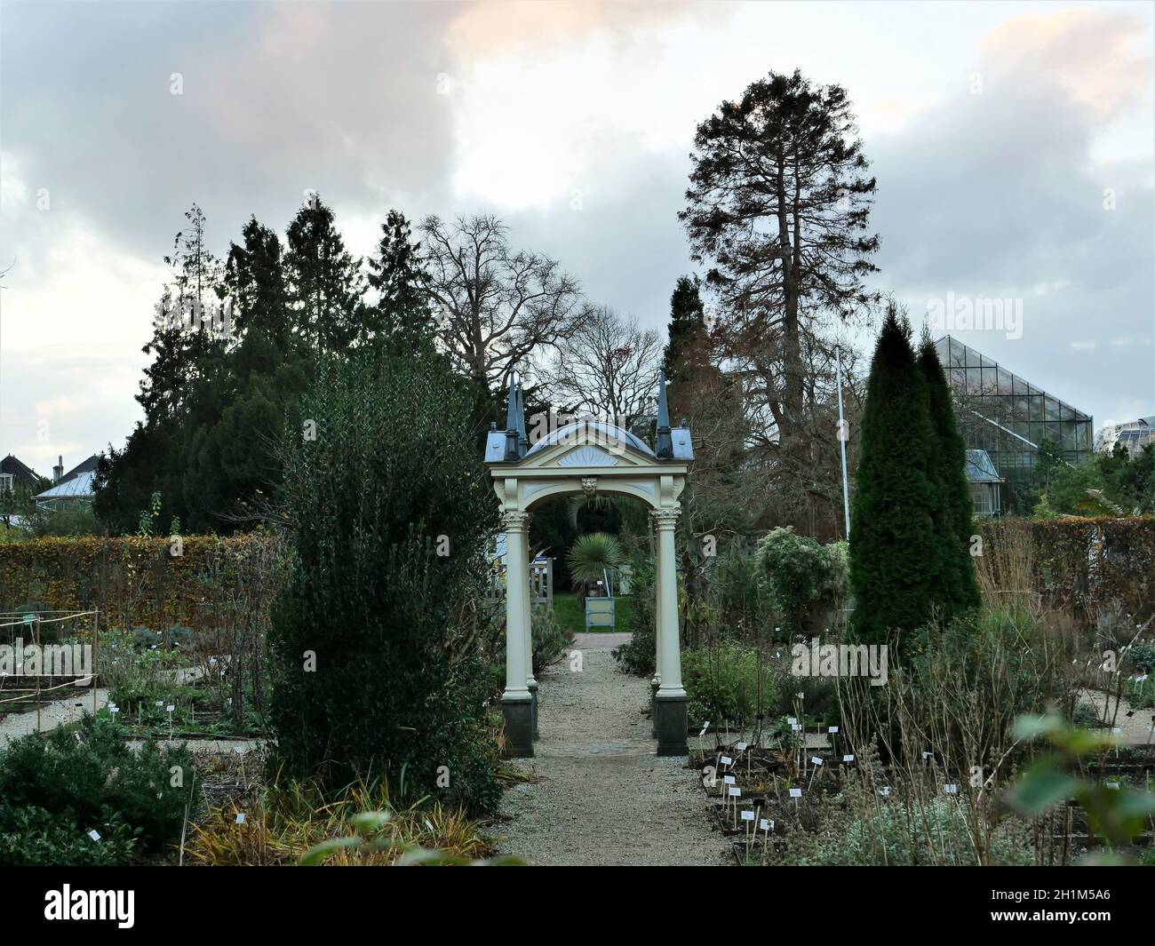 Botanischer Garten Hortus Botanicus bei Rapenburg Bogen und Bäume Stockfoto