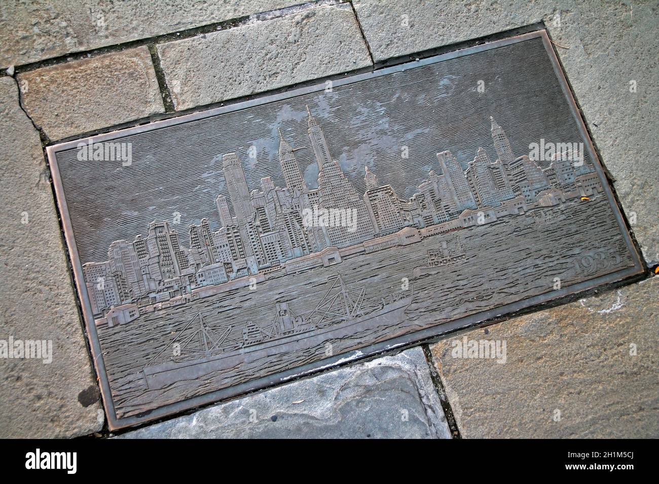 Eine Eisenplatte von Downtown Manhattan auf dem Boden Stockfoto