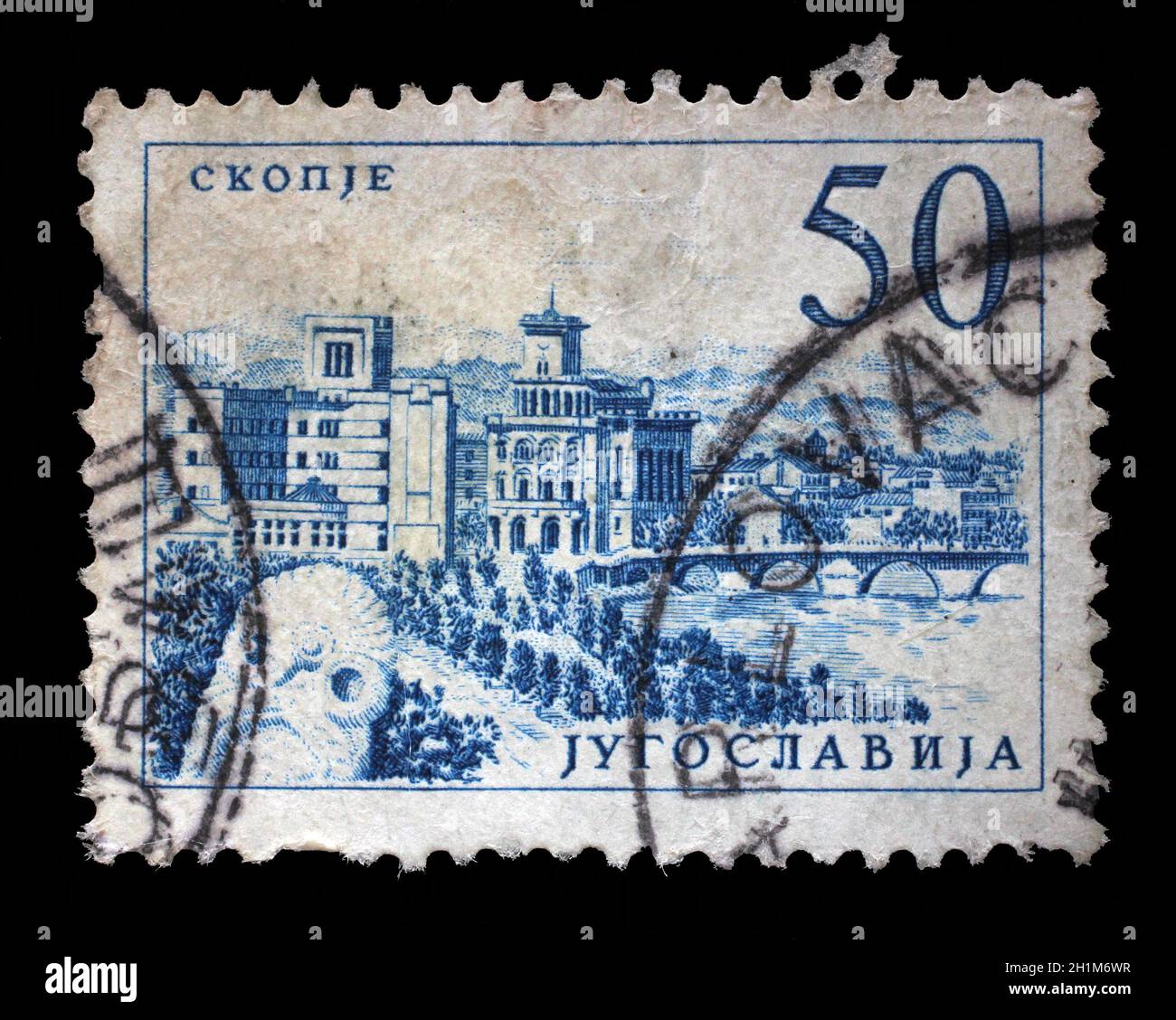 Briefmarke gedruckt in Jugoslawien zeigt eine Brücke in Skopje, mit Aufschrift "Skopje", aus der Serie "Industriellen Fortschritts" ca. 1958 Stockfoto