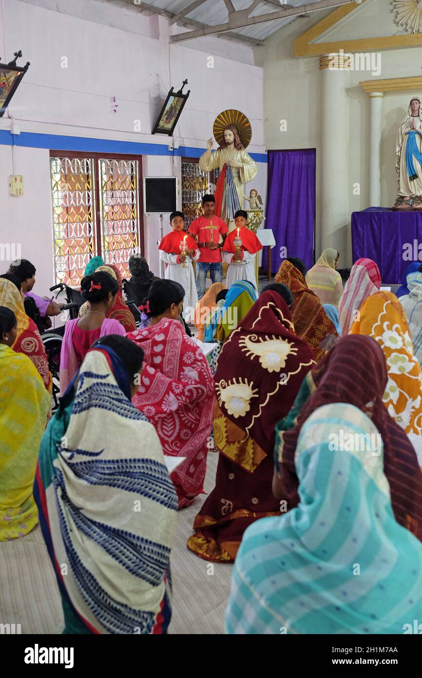 Das Gebet der Kreuzwegstationen in der Kirche unserer Lieben Frau von Lourdes in Kumrokhali, Westbengalen, Indien Stockfoto