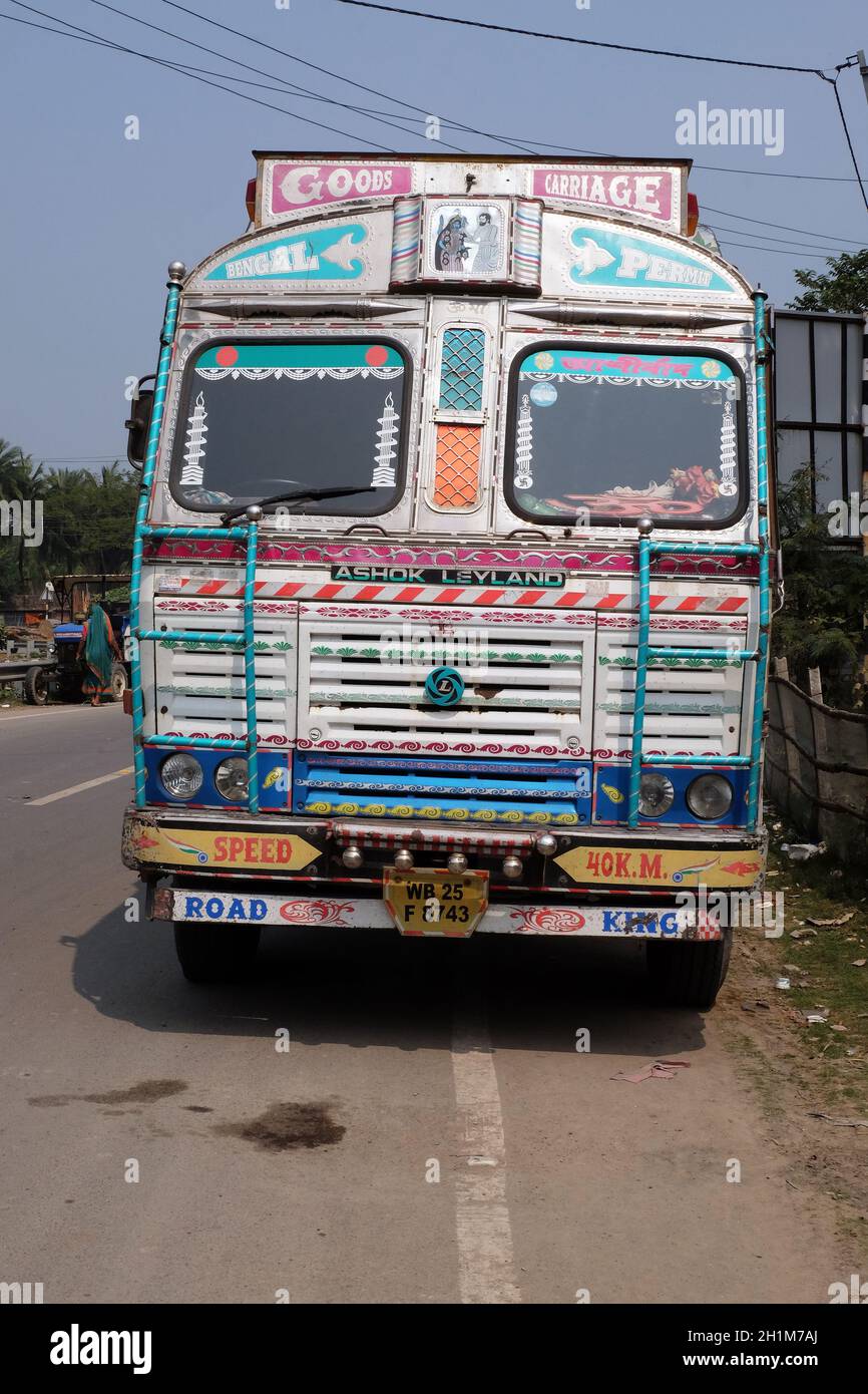 Typischer, farbenfroher, dekorierter Lastwagen in Kumrokhali, Westbengalen, Indien Stockfoto