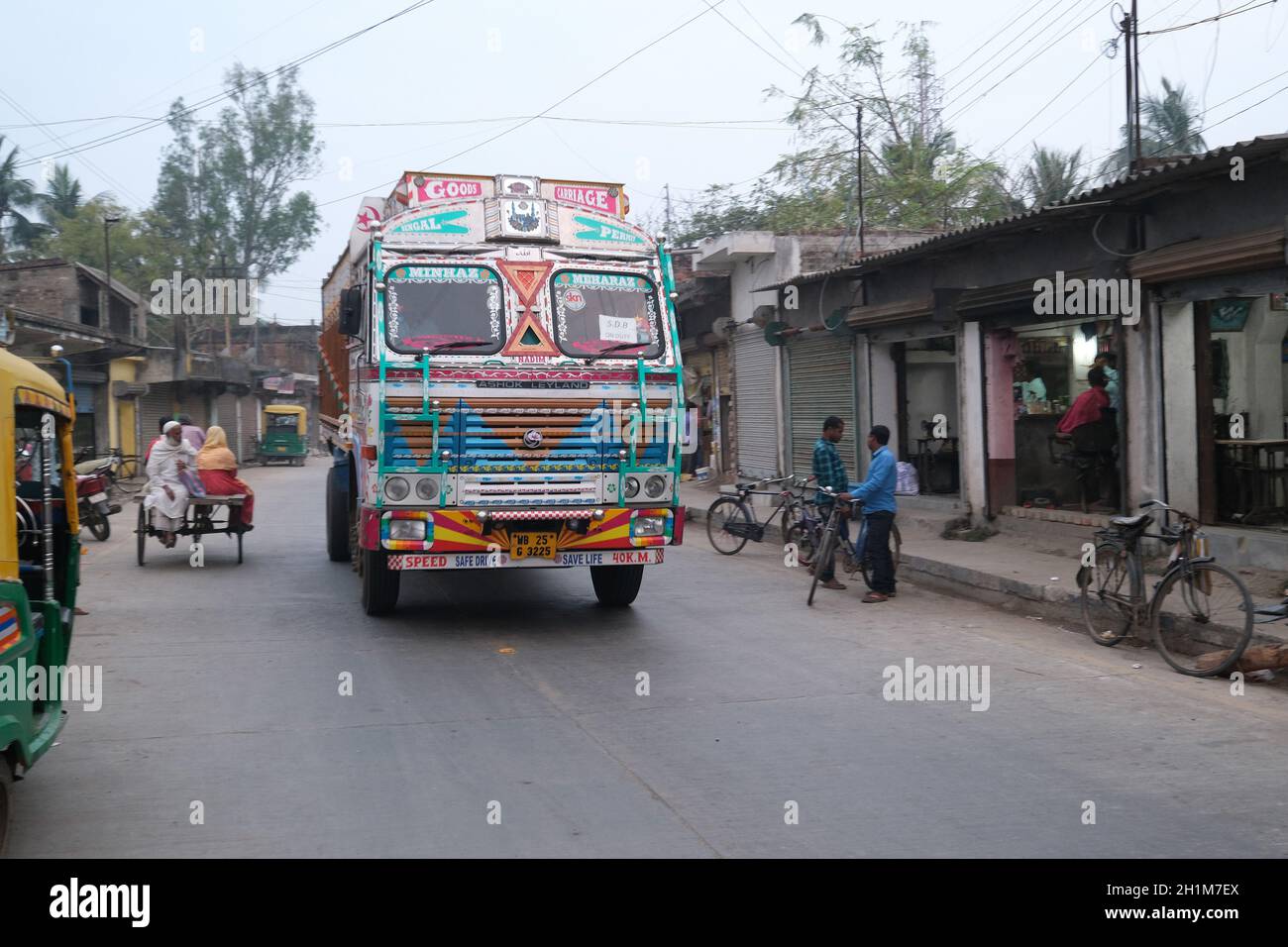 Typischer, farbenfroher, dekorierter Lastwagen in Kumrokhali, Westbengalen, Indien Stockfoto