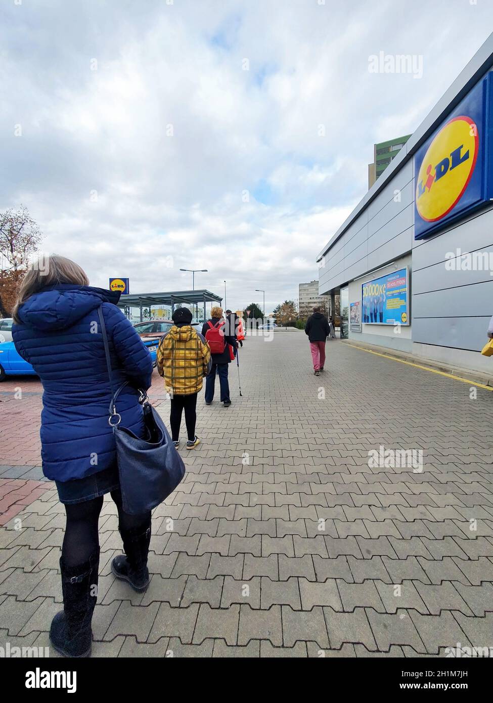 PRAG, TSCHECHISCHE REPUBLIK - 23. NOVEMBER 2020: Schlange von Menschen, die vor dem LIDL-Supermarkt warten, aufgrund der COVID-19-Pandemiebeschränkung für den Einkauf in Prag Stockfoto