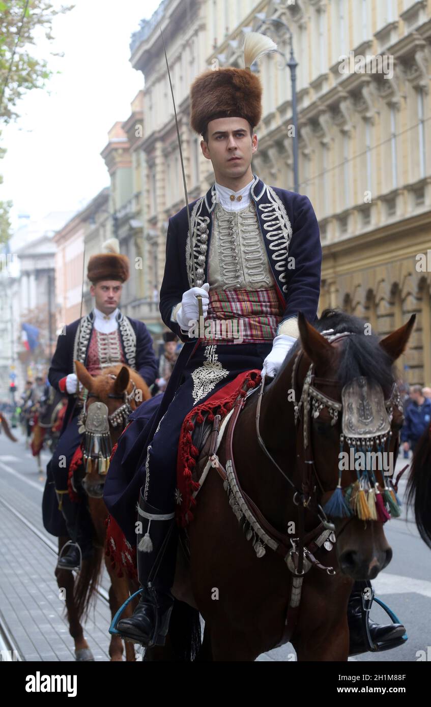 Die Parade von 70 Teilnehmern, dreißig Pferden und vierzig Mitgliedern einer Blaskapelle zum Hauptplatz wurde als nächstes angekündigt, der 300. Sinjska Alka in Zagreb Stockfoto