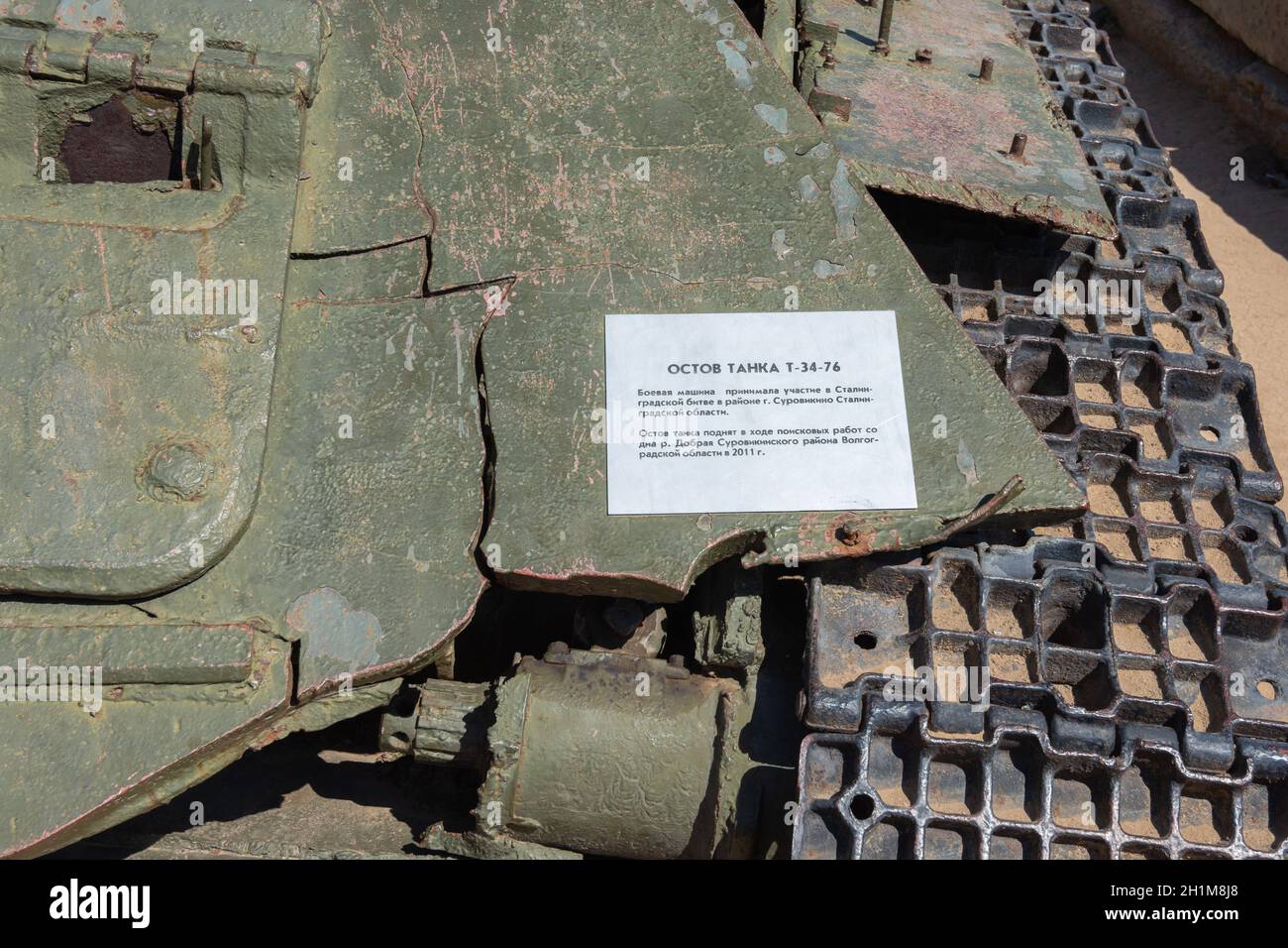 Wolgograd, Russland - 26. August 2019: Informationstafel zur Ausstellung "das Skelett des Panzers T-34" im Museumsreservat "Schlacht bei Stalingrad", Vo Stockfoto