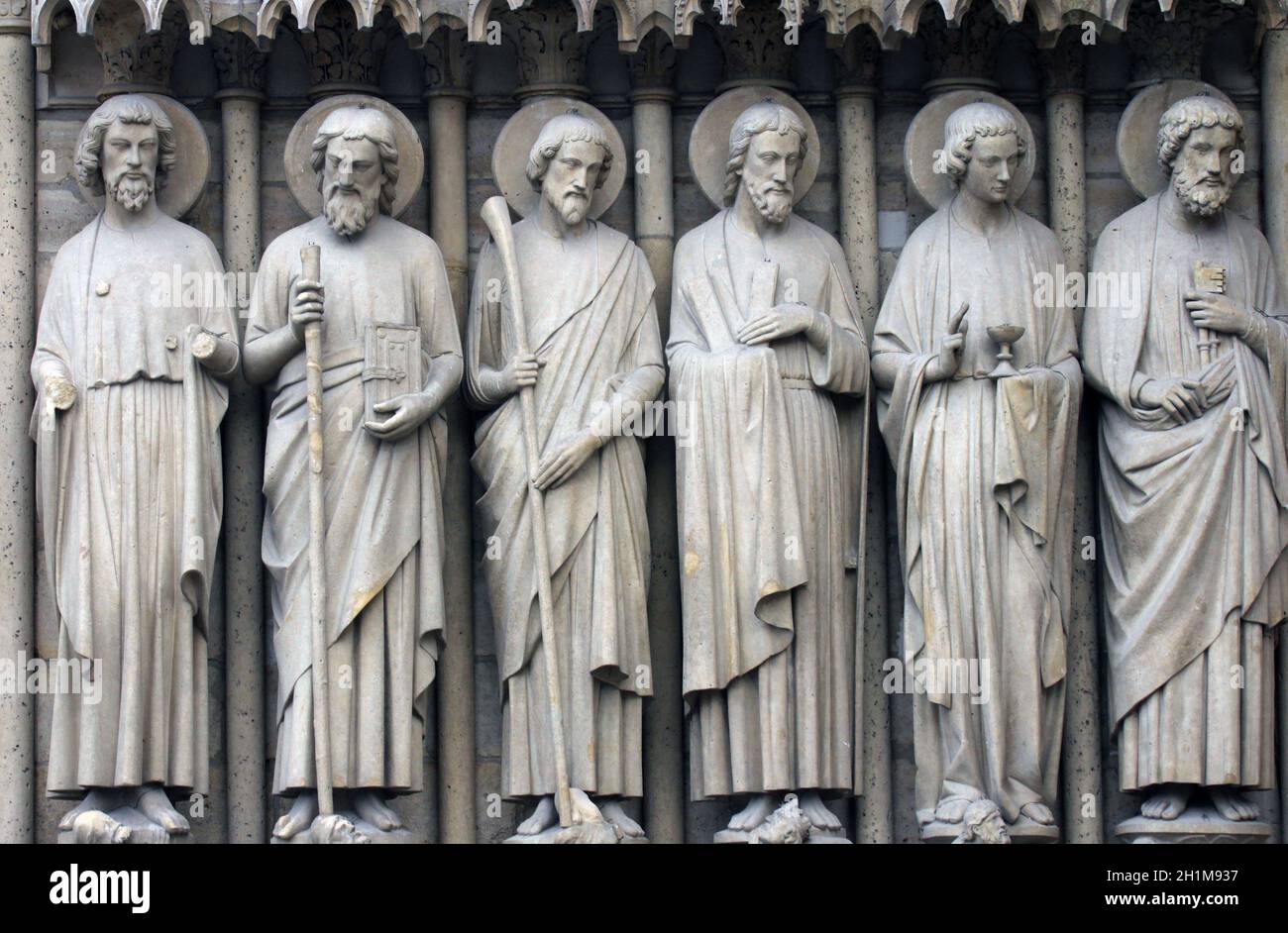 Paris, Kathedrale Notre-Dame, Detail des zentralen Portals, das das jüngste Gericht darstellt. Von links nach rechts: Bartholomäus, Simon, James the Less, Andrew, Jo Stockfoto
