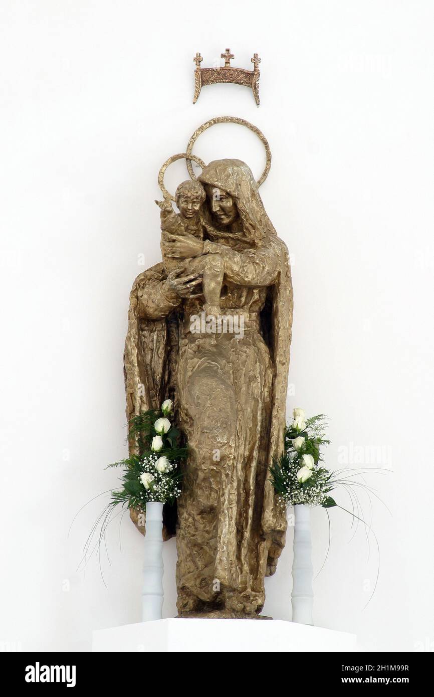 Jungfrau Maria mit Jesuskind Statue auf dem Hauptaltar in der Pfarrkirche Jungfrau Maria Königin des Friedens in Granesinski Novaki, Kroatien Stockfoto