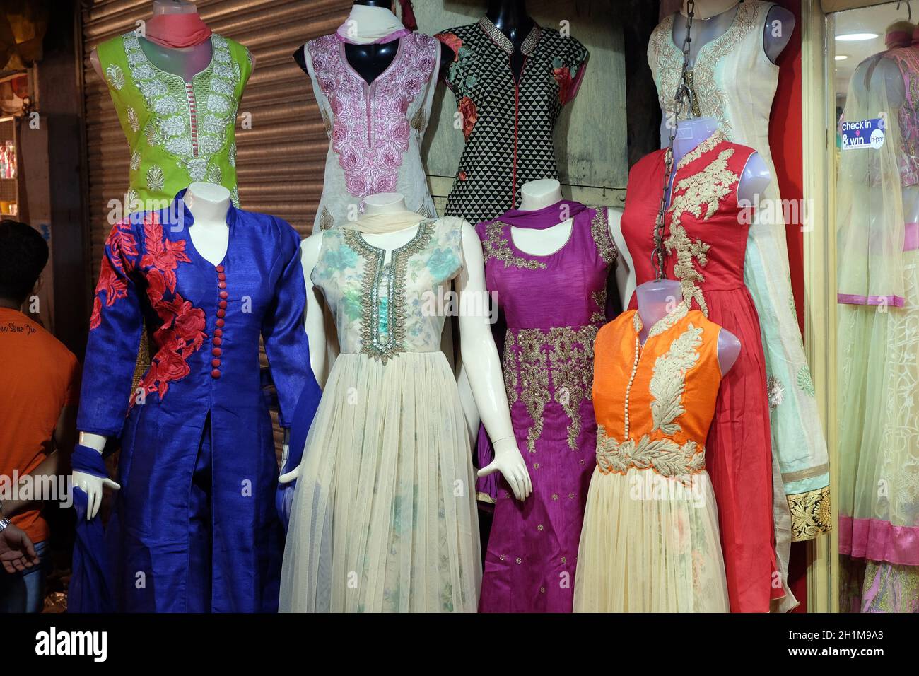Schaufensterpuppen in neuesten indischen Kleidern vor einem Tuchladen in Kalkutta, Indien Stockfoto