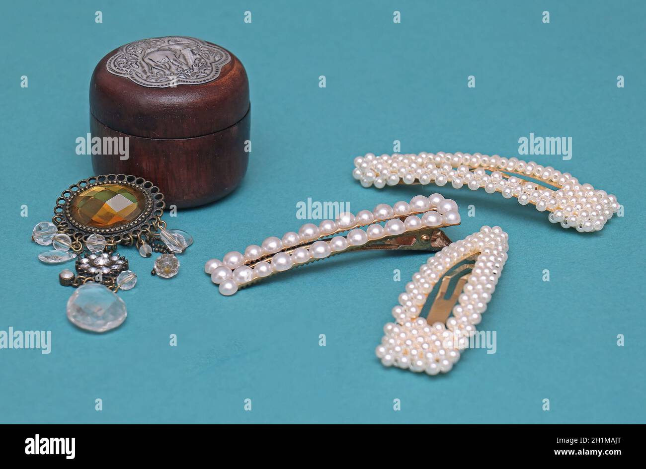 Perlen Haarnadeln mit Diamant Brosche und Holz Schmuckkästchen Für Modeaccessoires Stockfoto