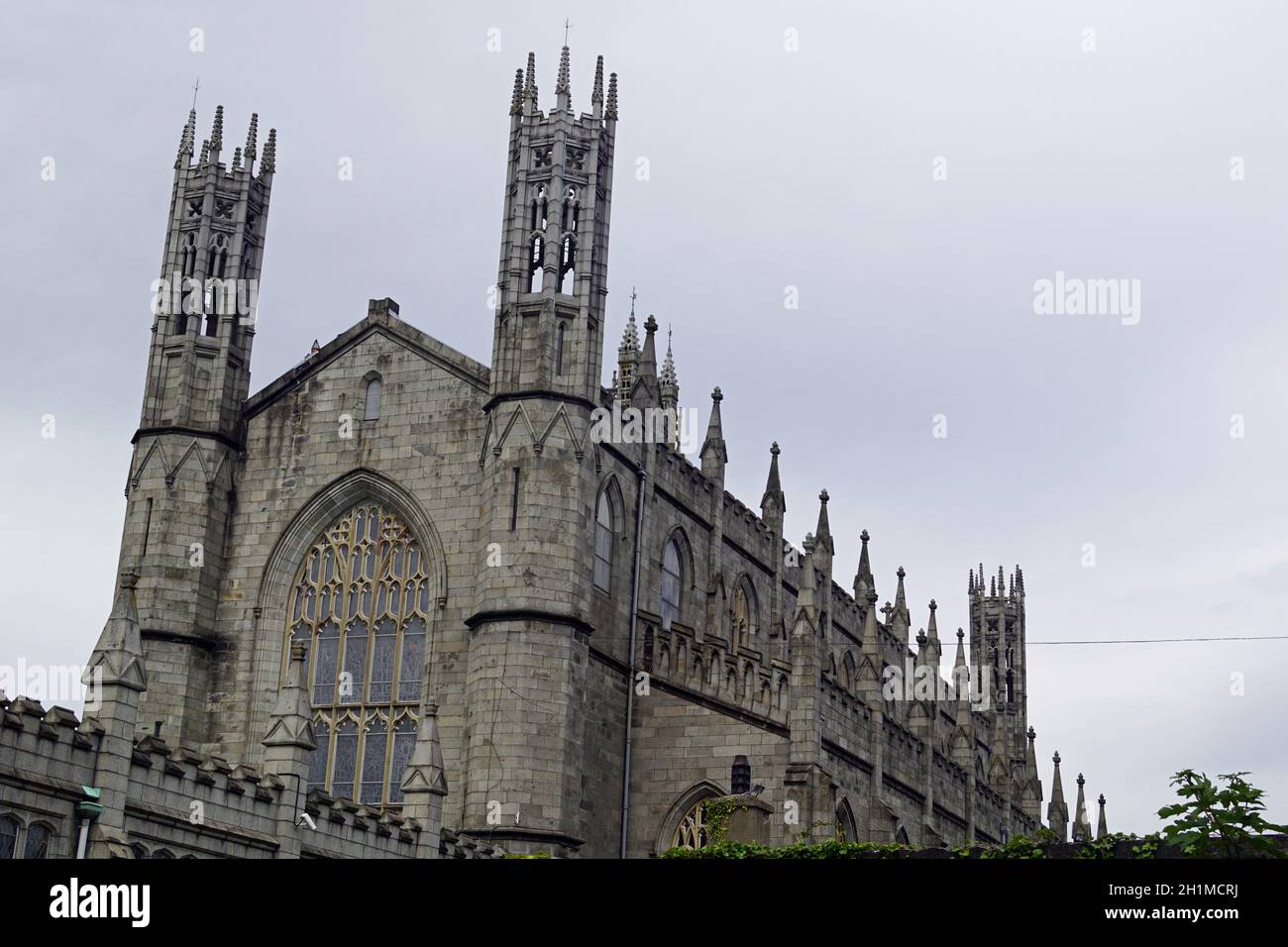 St. Patrick's Cathedral ist eine gotische römisch-katholische Kathedrale, die 1847 in Dundalk, Co. Louth, Irland, erbaut wurde. Stockfoto