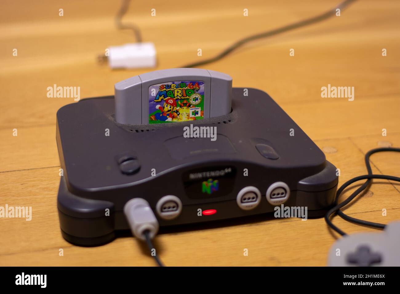 Super Mario Bros 64 in einem Nintendo 64, ein beliebtes Retro-Videospiel und Konsole Stockfoto