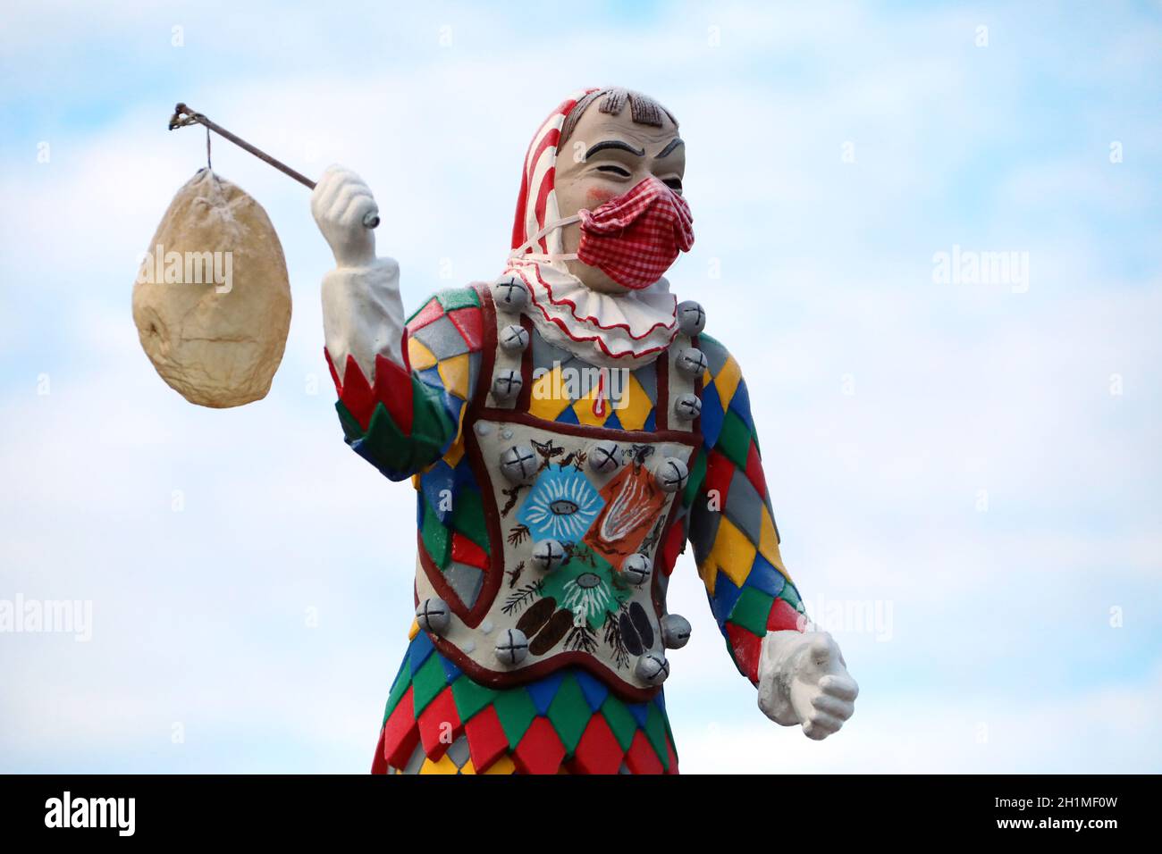 Doppelmaske: Trotz Doppelmaske dieses 'Gägs' von der gleichnamigen Narrenzunft aus Titisee-Neustadt wird es wegen der Corona-Pandemie im Jahr 2021 in Stockfoto