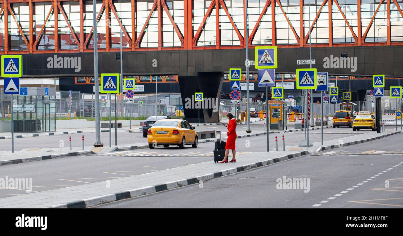 Russland, Moskau - 6. AUGUST 2020: Weibliche Flugbegleiterin verlässt ein Hotel auf dem Weg zum Flughafen Stockfoto