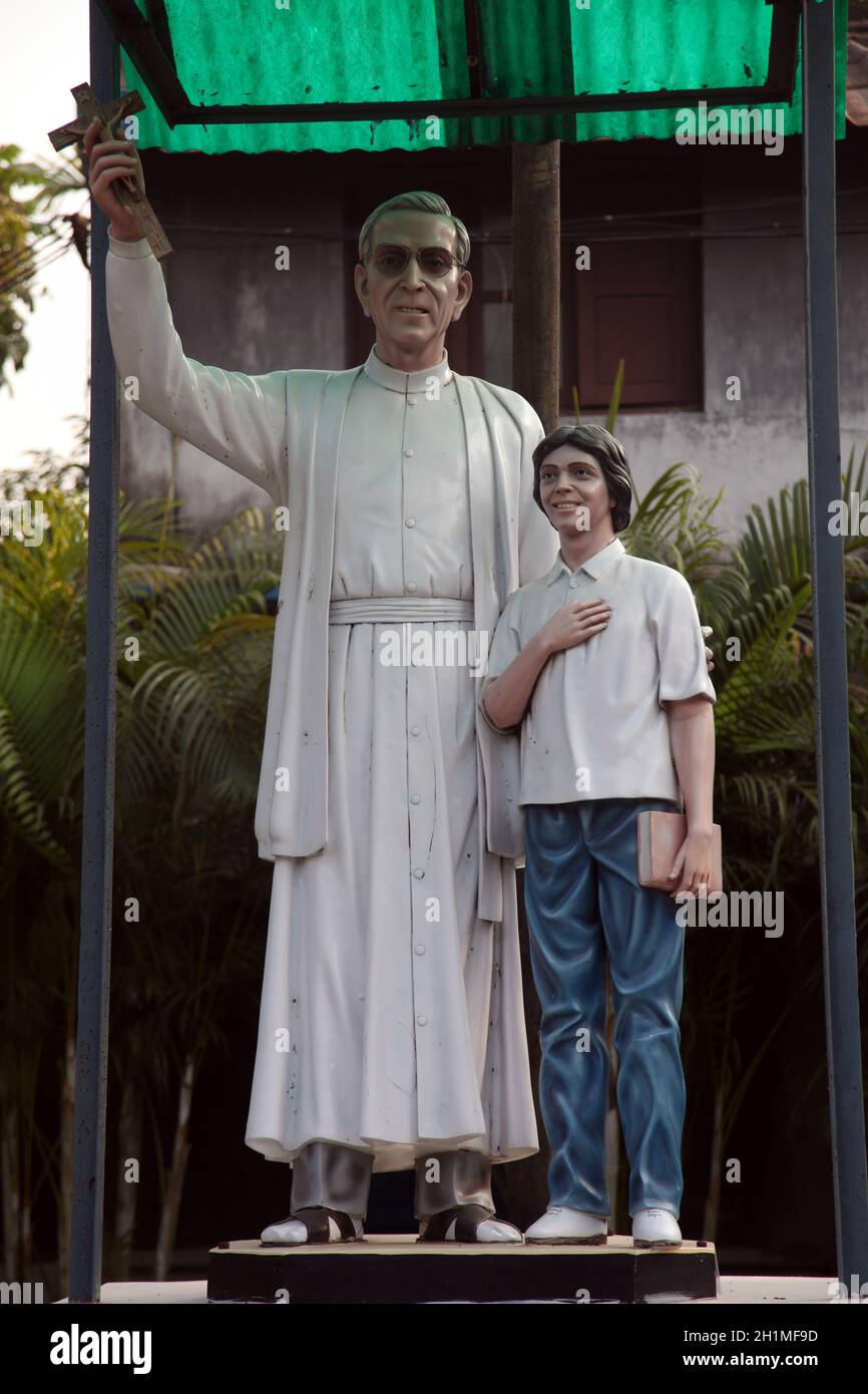 Denkmal der kroatischen Jesuitenmissionar Ante Gabric vor der Katholischen Kirche in Kumrokhali, West Bengal, Indien Stockfoto