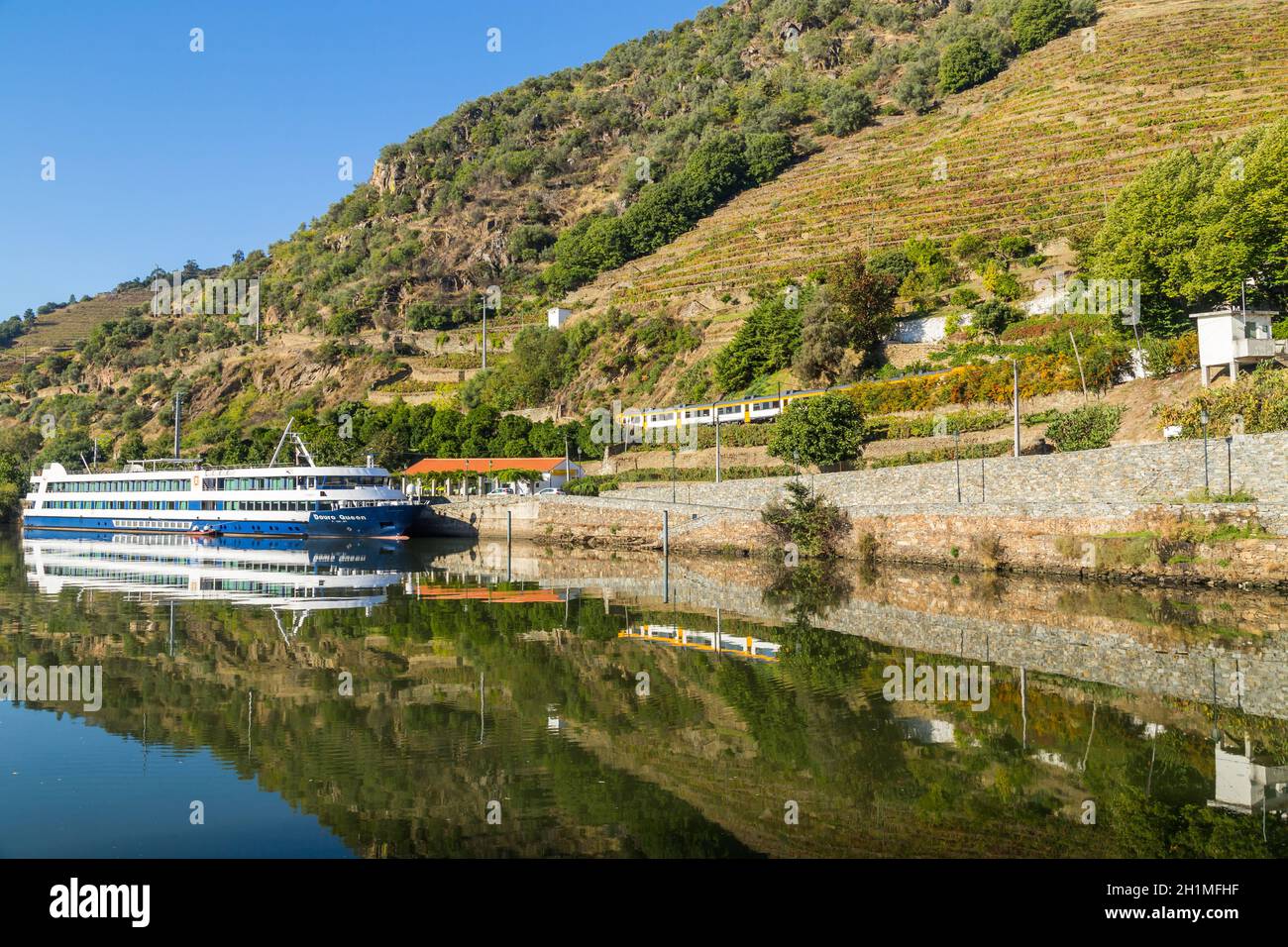 Douro, Portugal - 13. August 2020: Eine Flusskreuzfahrt auf dem Douro Fluss in Portugal Stockfoto