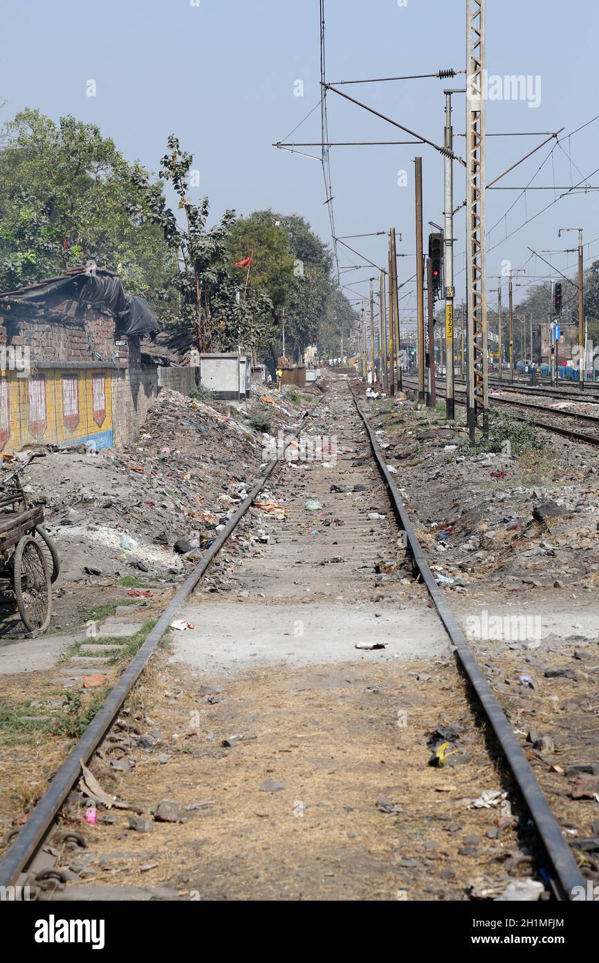 Züge fahren durch die Slums, in denen Menschen unter schwierigen Bedingungen in Titagarh, Westbengalen, Indien leben Stockfoto