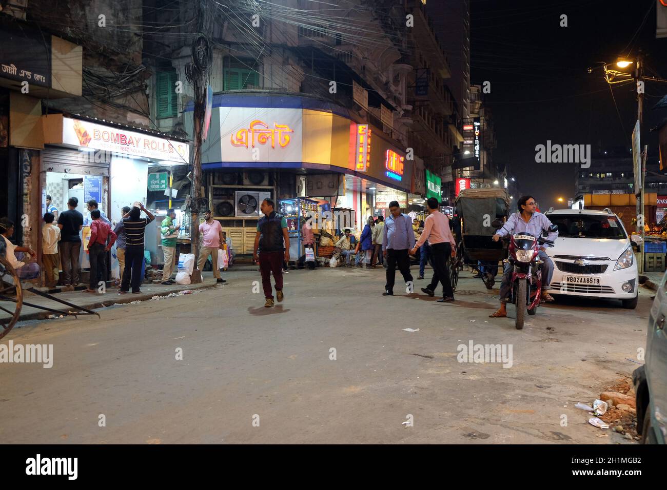 Nächtliche Einkaufsmöglichkeiten in der Nähe des Neuen Marktes in Kalkutta, Indien Stockfoto