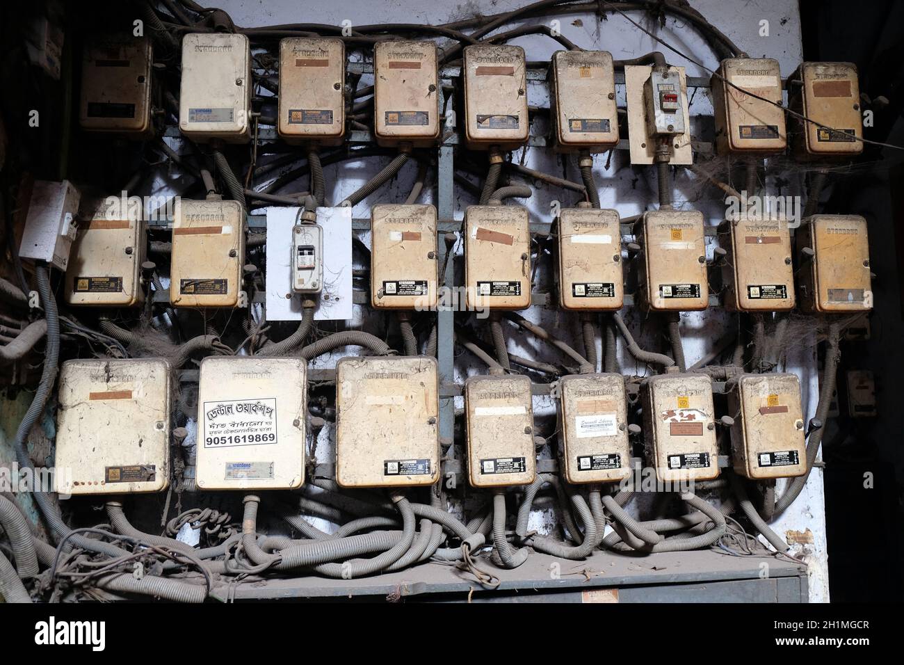 Gefährliche elektrische Sicherung Installation in Kalkutta, Indien Stockfoto