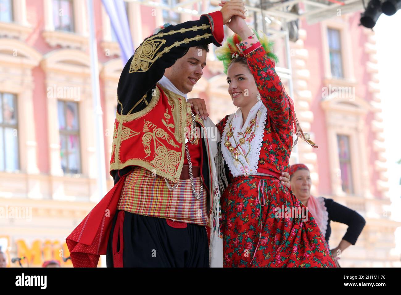 Mitglieder der Volksgruppe Dubrovacki primorski svatovi aus Gornja Sela, Kroatien während des Internationalen Folklore-Festivals 49th im Zentrum von Zagreb, Croa Stockfoto